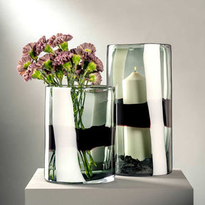 Vase BANDA NERA mit schwarzem Streifen, Schnittblumen und Kerze in Gläsern