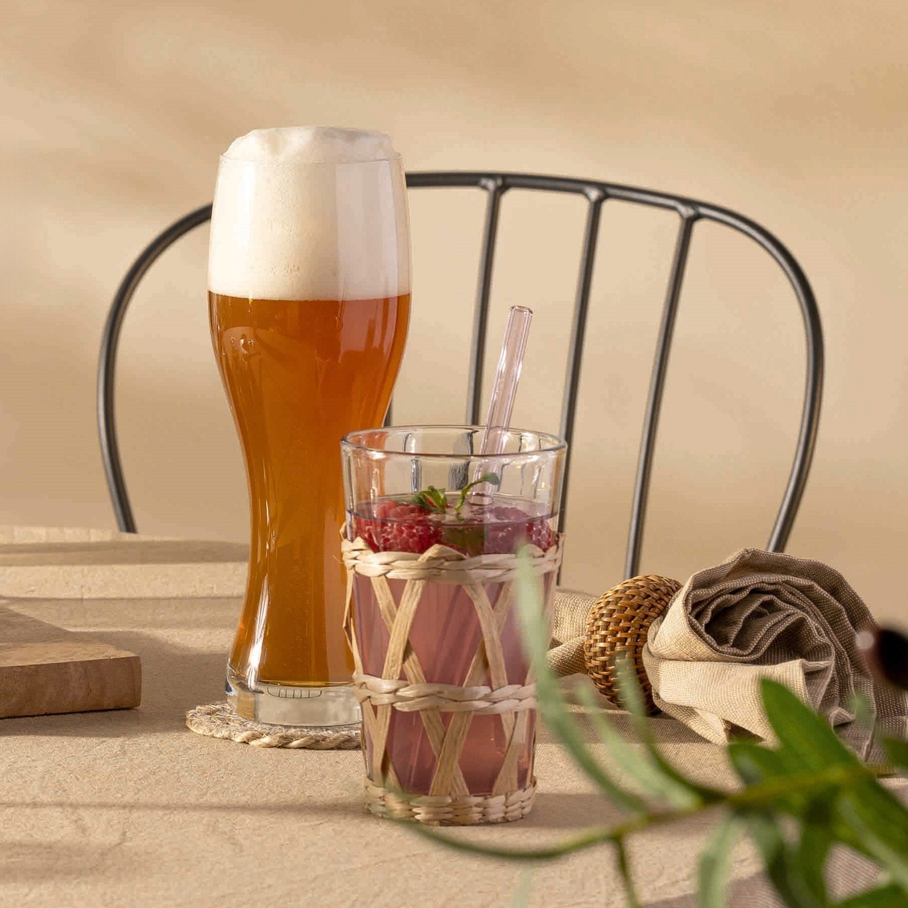 Weizenbierglas TAVERNA mit Bier gefüllt auf Tisch mit Getränk und Deko