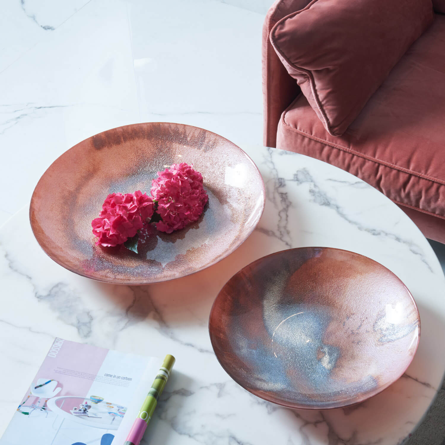 Schale POESIA mit roten Blüten auf Marmortisch, Wohnraum-Styling