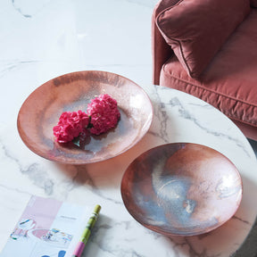 Schale POESIA mit roten Blüten auf Marmortisch, Wohnraum-Styling