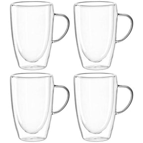 Vier transparente Doppelwandtassen mit Henkel im 4er-Set nebeneinander angeordnet