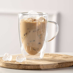 Doppelwandtasse DUO mit Eiskaffee auf Holzuntergrund, Eiswürfel sichtbar