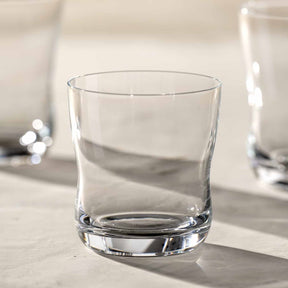 Trinkglas VITA 330ml auf hellem Untergrund mit weiteren Gläsern im Hintergrund