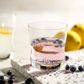 Trinkglas VITA mit Getränk, Blaubeeren und Zitrone auf Marmortisch