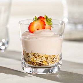 Trinkglas VITA mit Joghurt, Müsli und Erdbeere gefüllt
