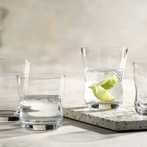 Trinkgläser VITA auf Betonplatte mit Wasser und Limettenscheibe