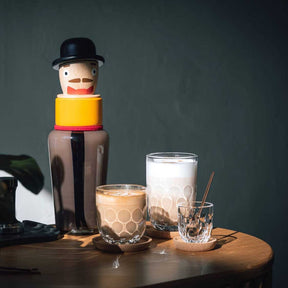 Espressogläser GOCCE auf Holztisch mit Deko und Getränken