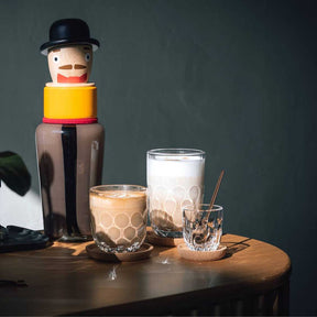 Kaffeegläser GOCCE auf Tisch mit Deko und Getränken