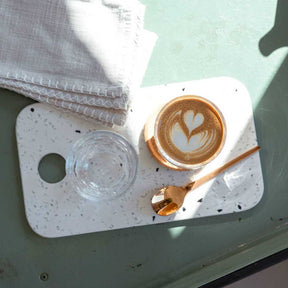 Kaffeeglas GOCCE mit Latte-Art auf Tablett, Glas und Serviette