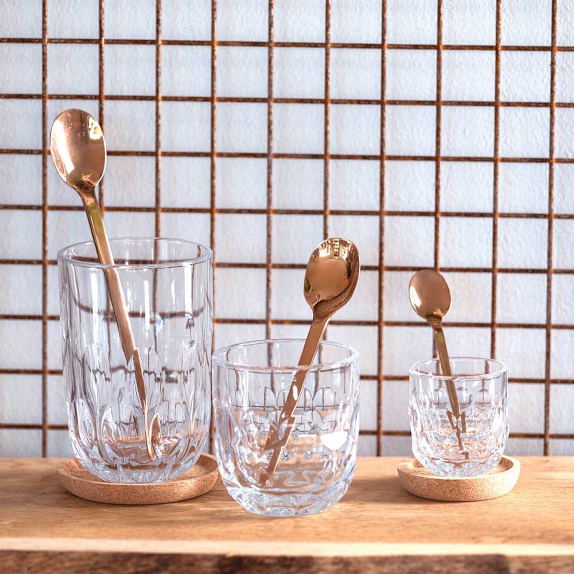 Kaffeeglas GOCCE mit Goldlöffel, Korkuntersetzer, Stylingansicht auf Holztisch