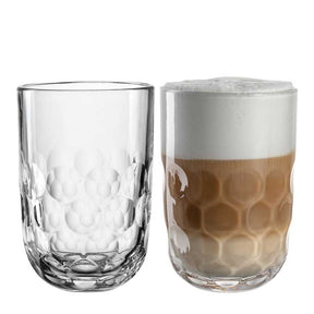 Zwei Latte Macchiato Gläser GOCCE, eins leer, eins gefüllt mit Kaffee und Milchschaum