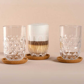 Latte Macchiato Set GOCCE mit drei Gläsern auf Korkuntersetzern, eines gefüllt mit Getränk