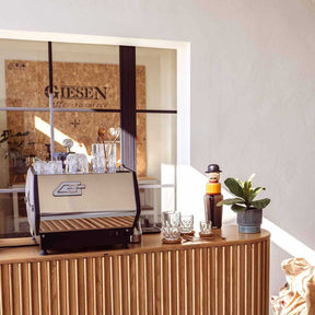 Latte Macchiato Set GOCCE auf Sideboard in Wohnraumszene mit Dekoration