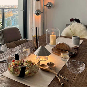 Schale ALVEO mit Salat auf gedecktem Esstisch in Wohnraum