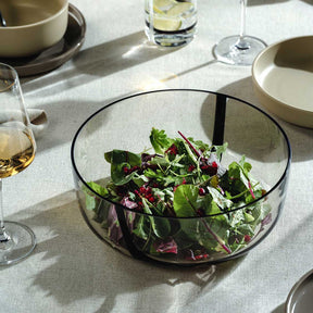 Schale ALVEO mit Salat auf gedecktem Tisch
