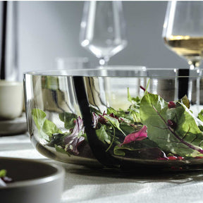Schale ALVEO mit Salatblättern auf gedecktem Tisch, Weingläser im Hintergrund