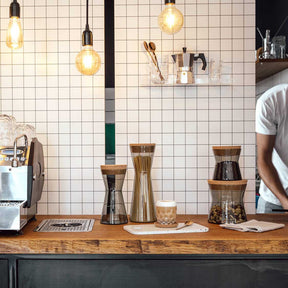 Dose FORMA X in Coffeeshop-Theke mit Kaffeemaschine und Zubehör