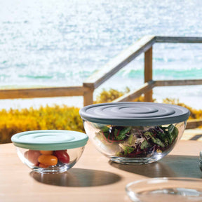 Silikondeckel auf Glasschalen mit Salat und Tomaten am Meer