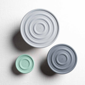 Drei Silikondeckel in verschiedenen Größen, anthrazit und mint, Draufsicht