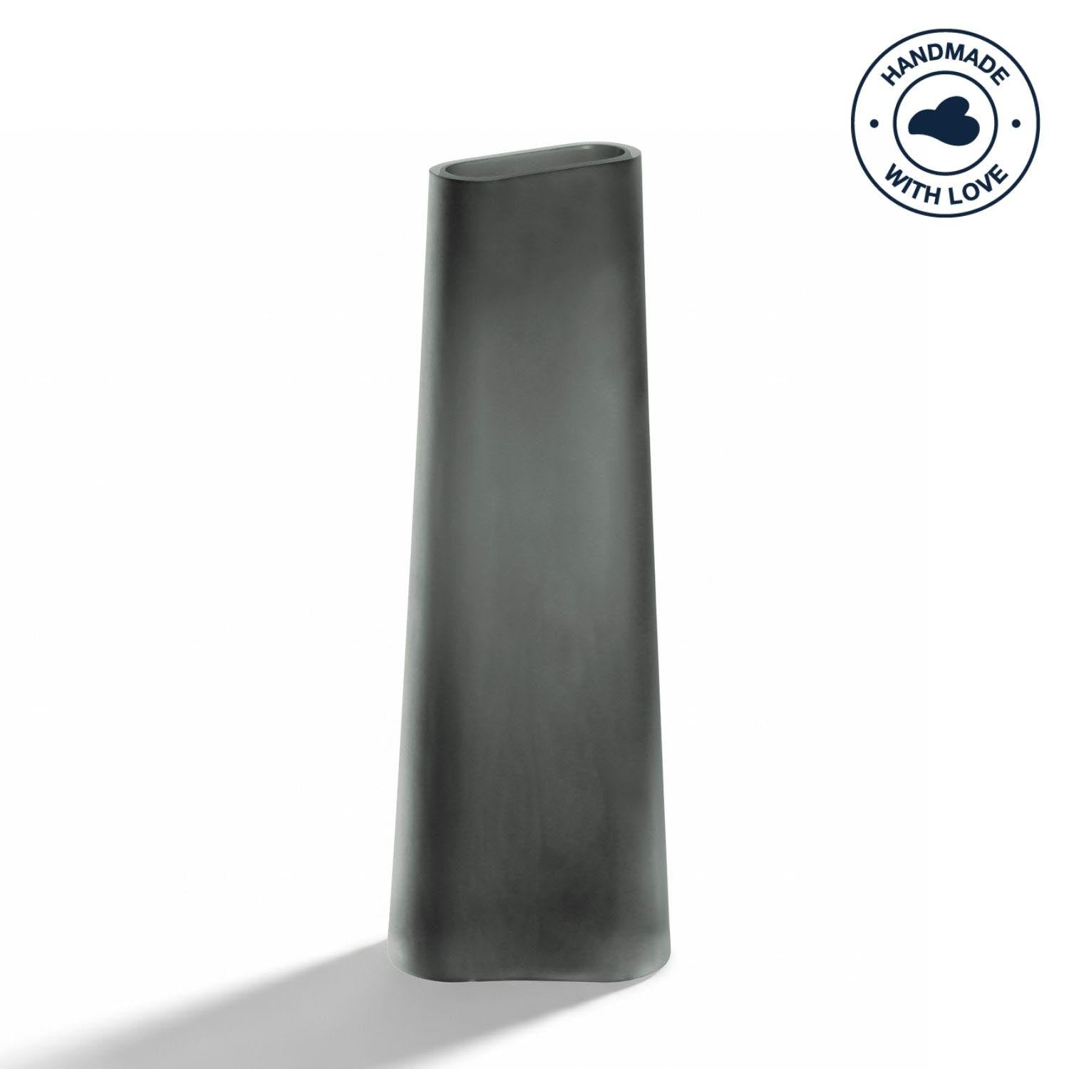 Vase TURNO 34 cm grau satiniert, konische Form vor weißem Hintergrund