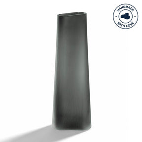 Vase TURNO 42 cm grau satiniert vor weißem Hintergrund