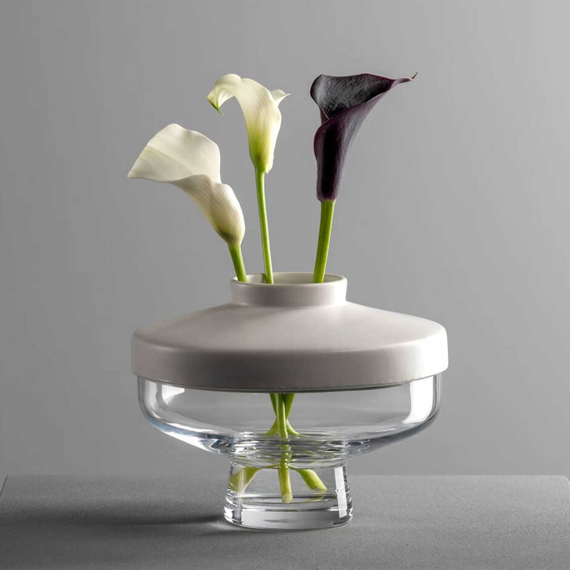 Vase RIVA mit Aufsatz, gefüllt mit weißen und dunkelroten Callas