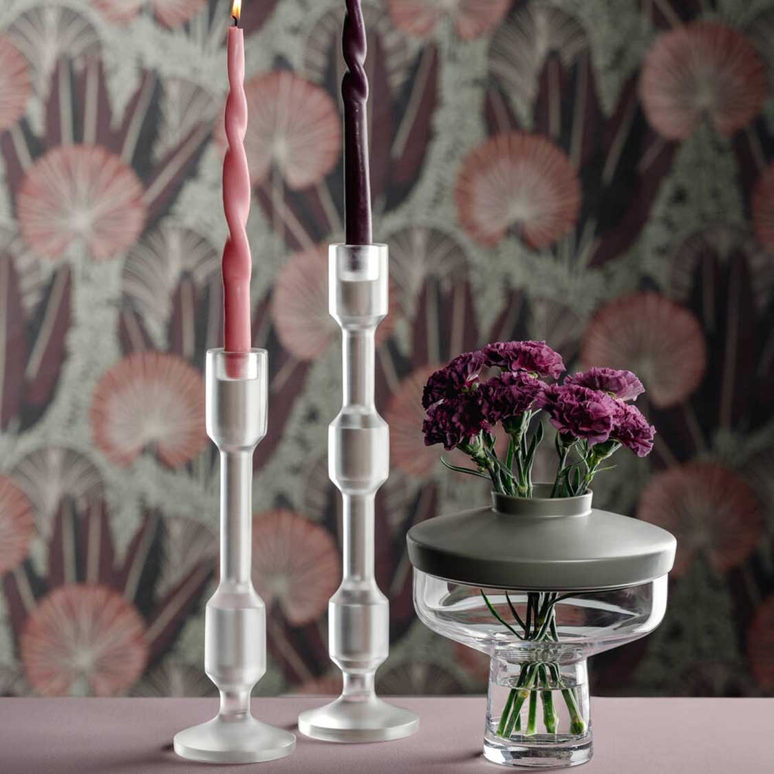 Vase RIVA mit Aufsatz, Kerzenständer und Blumenstrauss auf Tisch