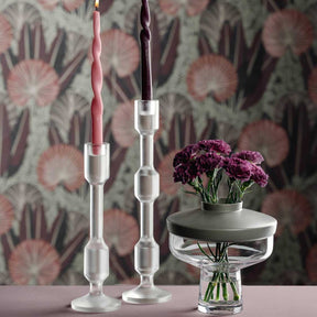 Vase RIVA mit Aufsatz, Kerzenständer und Blumenstrauss auf Tisch