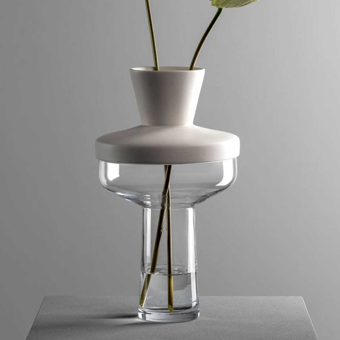 Vase RIVA mit Aufsatz, weiß, Glas klar, Blumenstängel, grauer Hintergrund