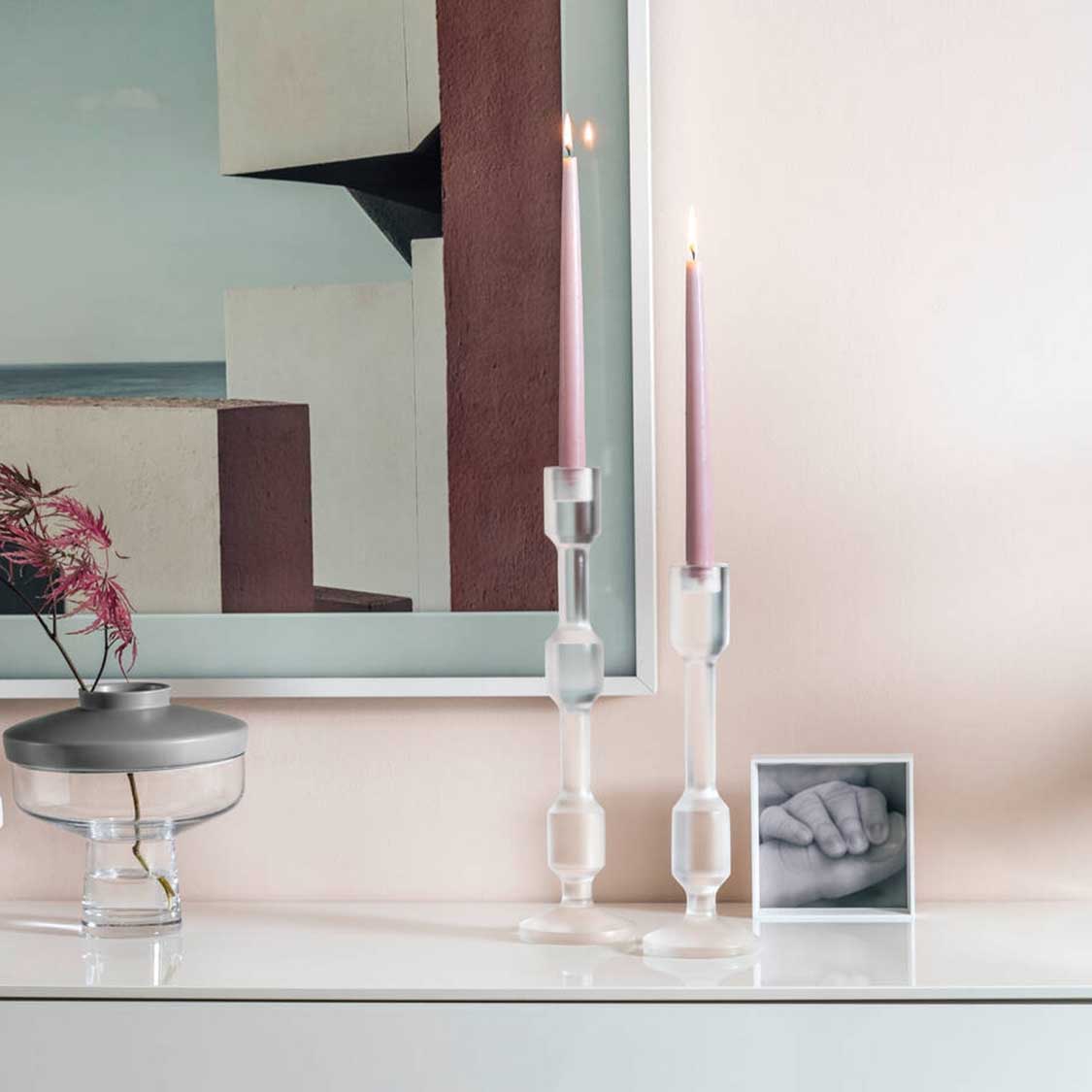 Leuchter RIALTO 33 cm satiniert auf Tisch in Wohnzimmer-Styling mit Kerze