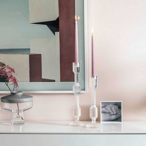 Leuchter RIALTO 33 cm satiniert auf Tisch in Wohnzimmer-Styling mit Kerze