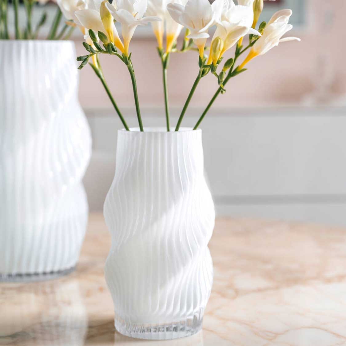 Vase VERDI 19 cm weiß mit gelb-weißen Blüten auf Marmortisch