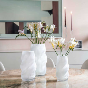 Vase VERDI 23 cm weiß mit Nelken auf Marmortisch in Wohnraum