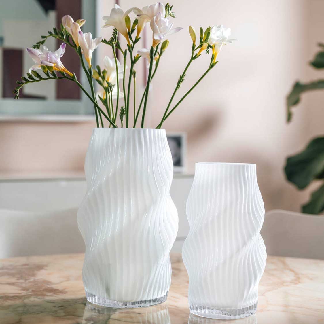 Vase VERDI 23 cm weiß mit weißen Nelken auf Tisch, neben kleinerer Vase