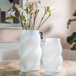 Vase VERDI 23 cm weiß mit weißen Nelken auf Tisch, neben kleinerer Vase