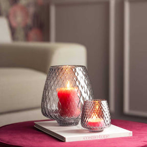 Windlicht GIULIA 20 cm grau mit brennender roter Kerze in Wohnzimmer auf Tisch
