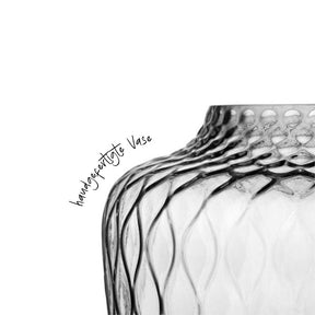 Vase GIULIA 20 cm grau, Nahaufnahme der gewellten Oberflächenstruktur mit Beschriftung