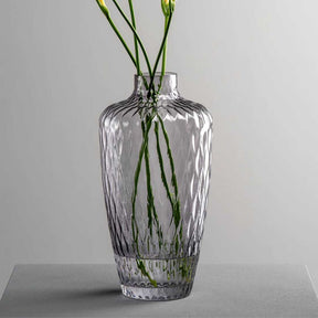 Vase GIULIA 28 cm grau mit grünen Blütenstängeln auf grauem Untergrund