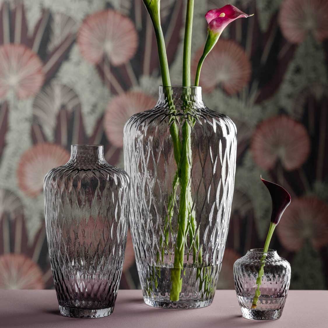 Vase GIULIA 28 cm grau mit grünen Stielen und Blumen, neben zwei weiteren Vasen