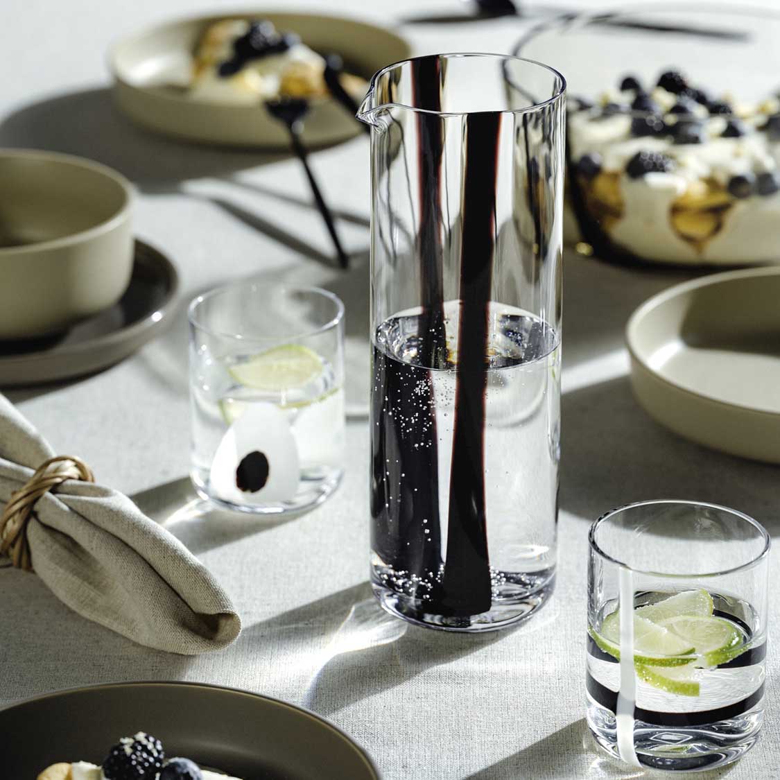 Krug BANDA NERA auf gedecktem Tisch mit Tellern und Gläsern