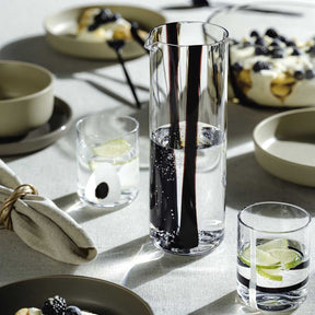 Krug BANDA NERA auf gedecktem Tisch mit Tellern und Gläsern