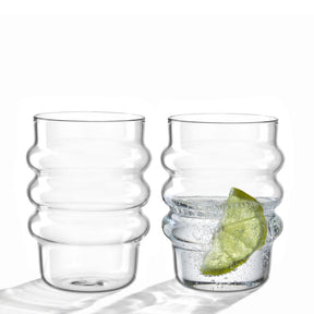 Trinkglas SOLE 440 ml 2er-Set, eines leer, eines mit Wasser und Limettenscheibe