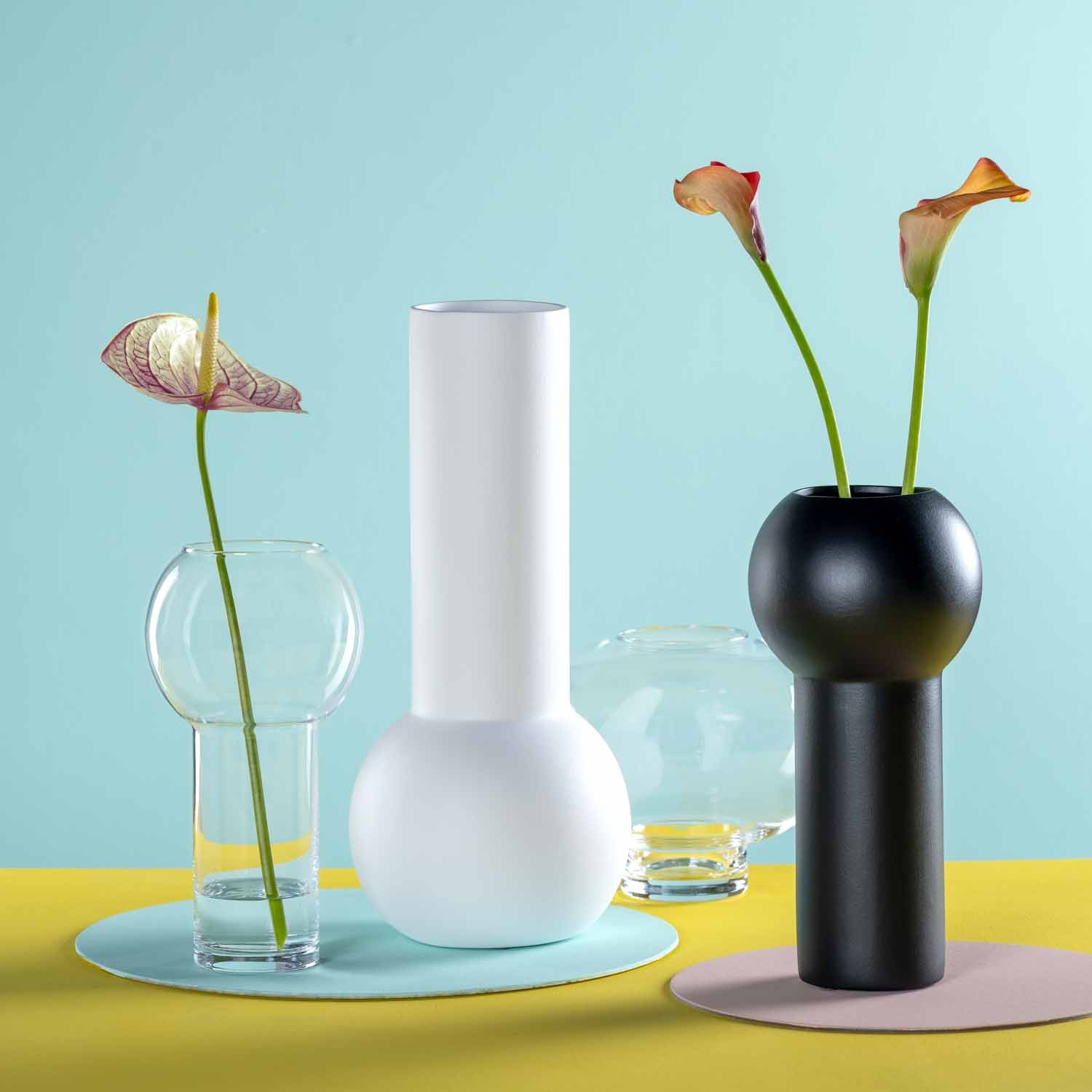 Keramikvase BRERA schwarz mit getrockneten Blüten in minimalistischer Tischdekoration