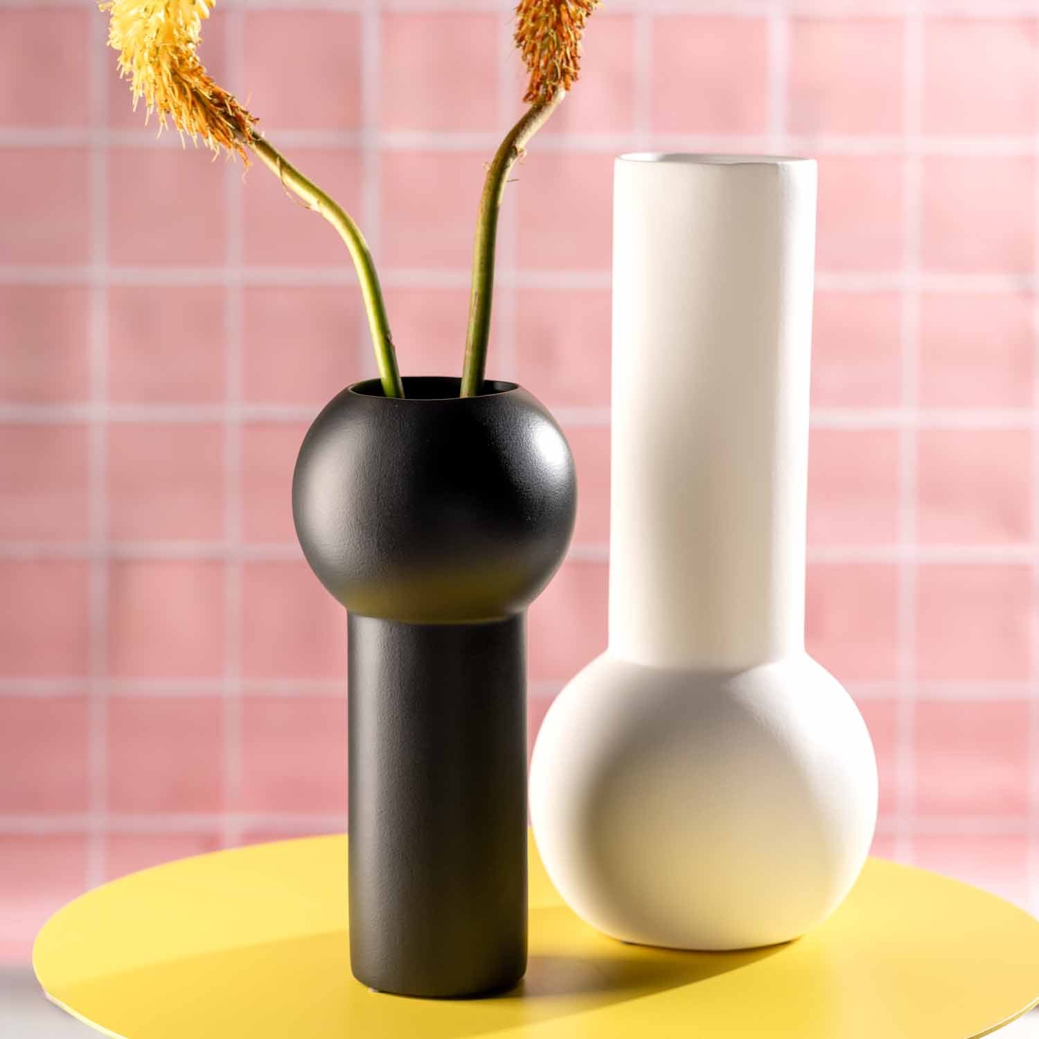 Keramikvase BRERA weiß neben schwarzer Vase mit Trockenblumen auf gelbem Untergrund