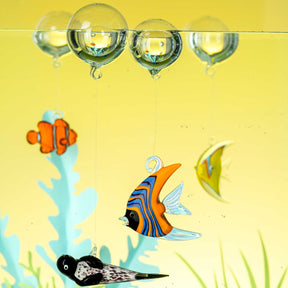 Clownfisch Delfin Fisch MARE 3er-Set in Unterwasserszenerie mit Blasen und Korallen
