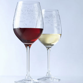 Zwei Weißweingläser CHATEAU, eines mit Rotwein gefüllt, eines mit Weißwein
