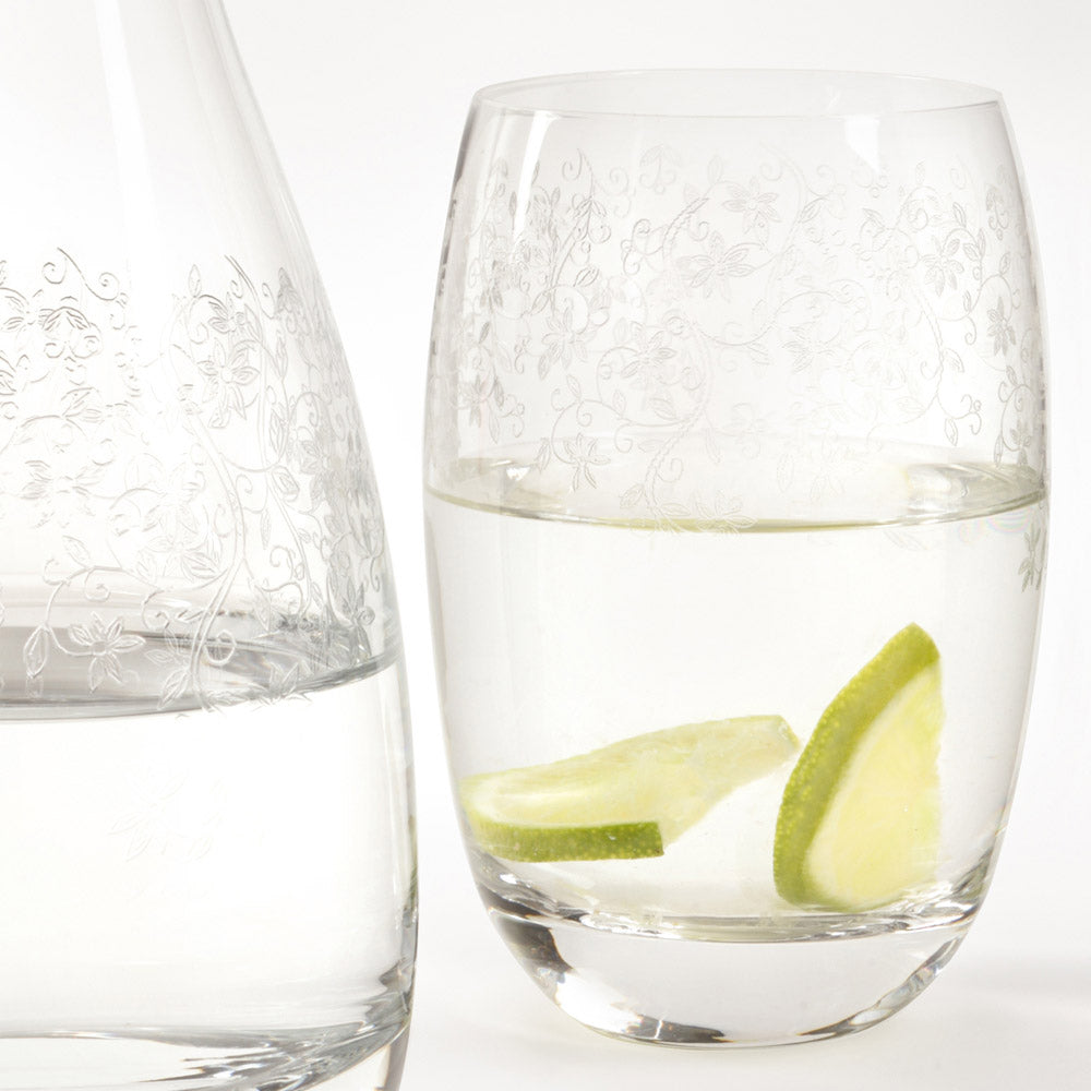 Trinkglas CHATEAU gefüllt mit Wasser und Limettenscheiben, daneben eine Karaffe