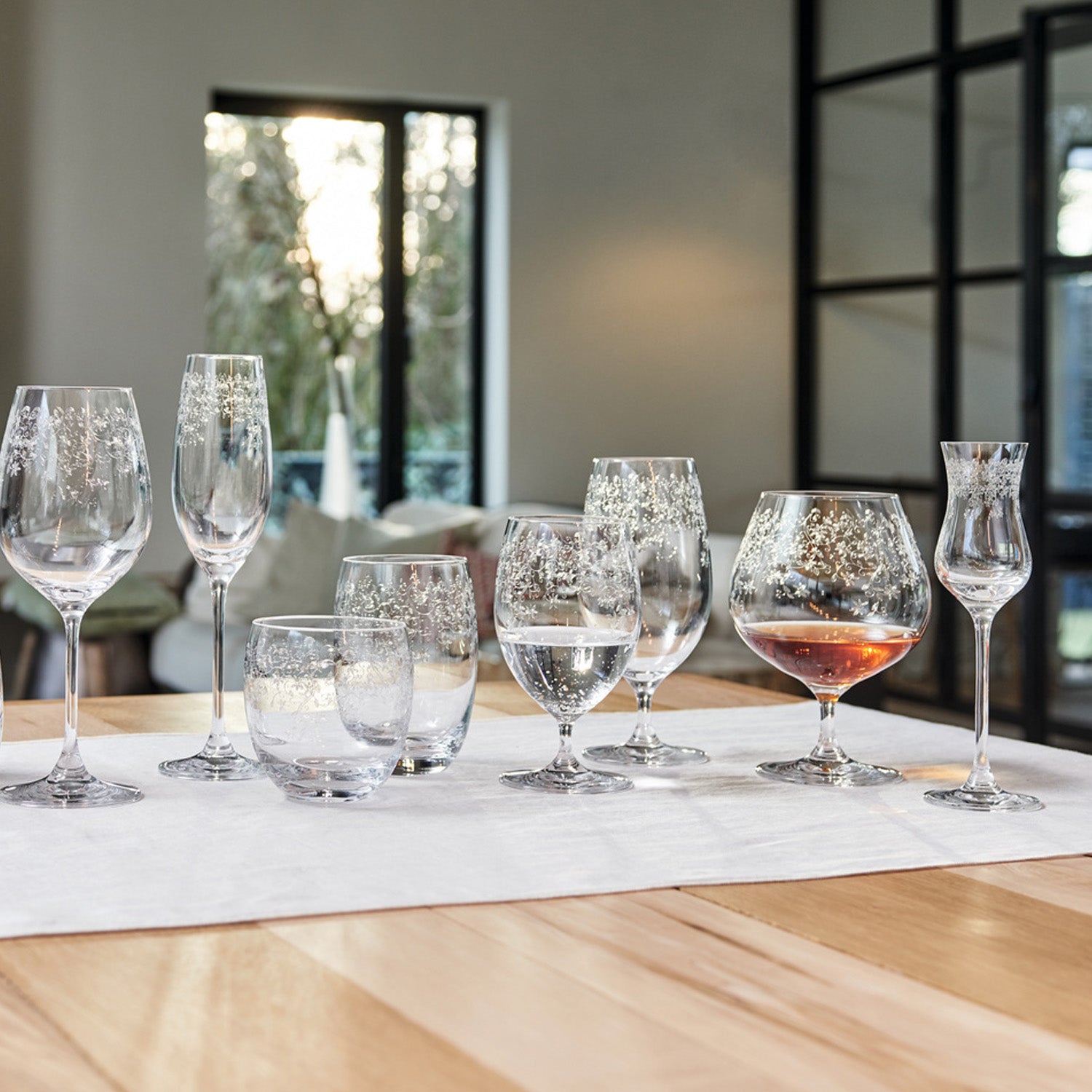 Trinkglas CHATEAU 460 ml 6er-Set auf Holztisch in moderner Wohnraum-Kulisse