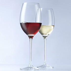 Zwei Weingläser mit Rotwein und Weißwein gefüllt