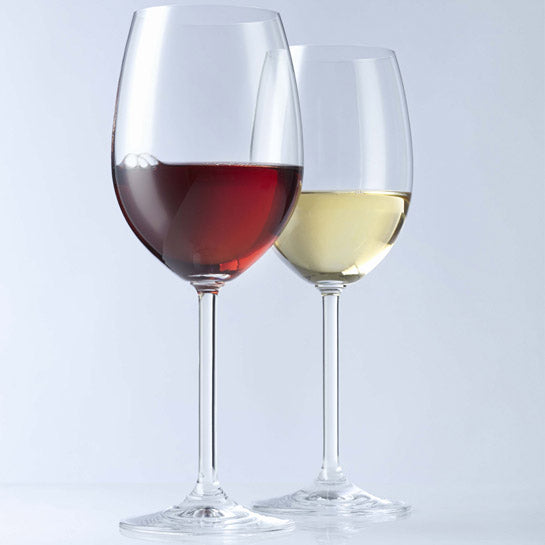 Zwei Weingläser mit Rotwein und Weißwein gefüllt nebeneinander